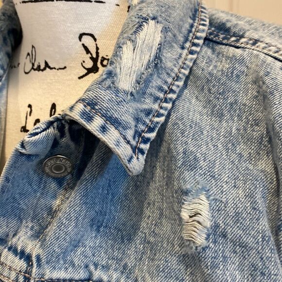 NWT Old Navy Distressed Truckers Jean Jacket Stonewashed Size Medium - Picture 5 of 9
